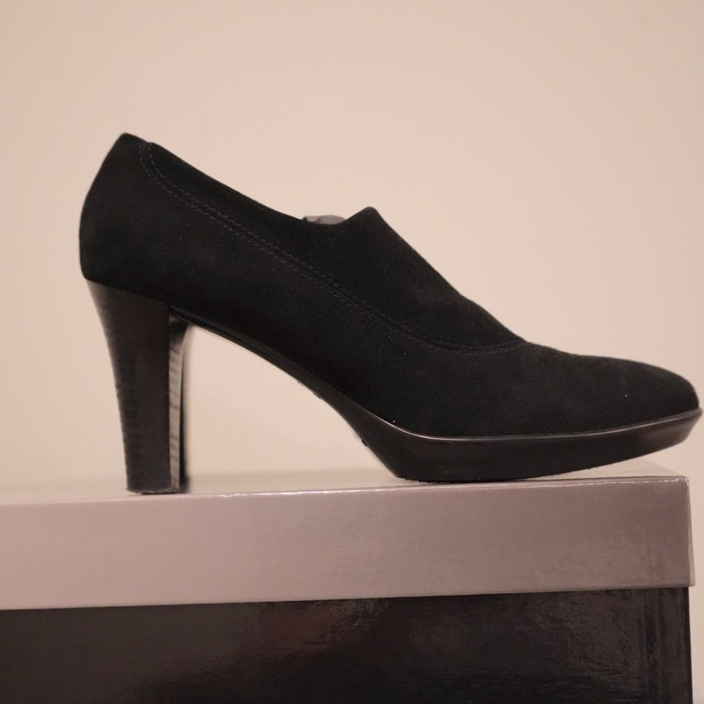 Gently used black stretch suede Aquatalia ROSETTE weatherproof high heels size 8